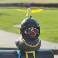 Резиновая уточка в машину в очках и шлеме аксессуар в машину утка в автомобиль велосипед мотоцикл 9 см