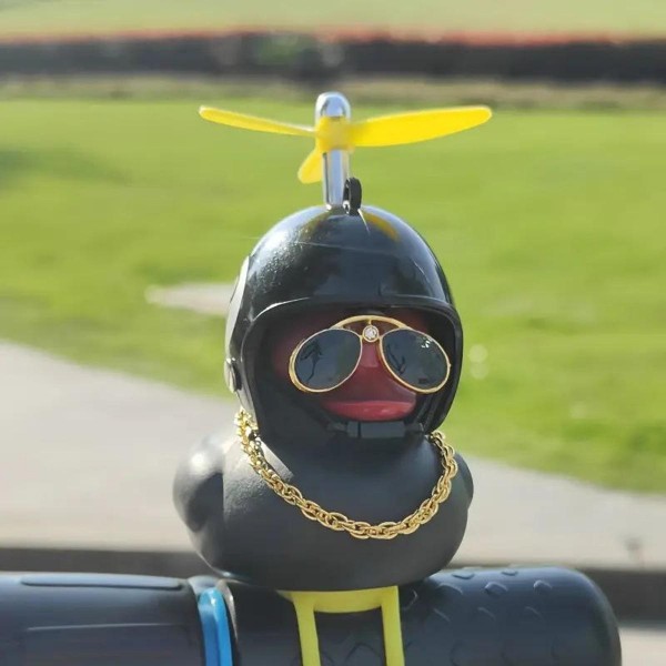 Гумова качка в машину в окулярах і шоломі аксесуар в машину качка в автомобіль велосипед мотоцикл 9 см